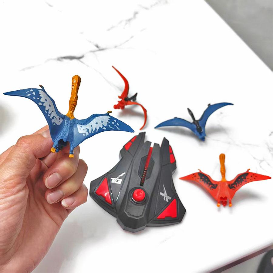Svart flygande leksak 1 st utskjutare + 4 st dinosaurie enkel utskjutare Leksak lämplig för utomhusunderhållning Manuell utskjutning