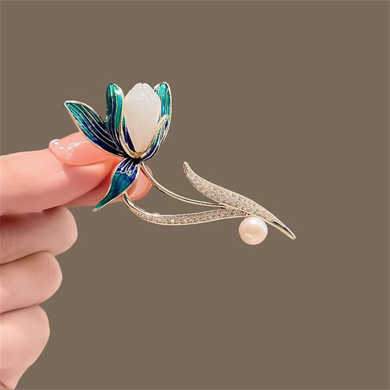 Lyxiga Temperament Liljeblommor Broscher För Kvinnor Flickor Vintage Emaljpins Mångsidiga Glänsande Corsage Kläder Accessoarer Gåvor