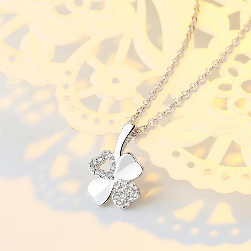 

Ожерелье в виде четырехлистного клевера, инкрустированное бриллиантами, женская мода, простой нишевый дизайн, кулон, легкая роскошь, цепочка для ключицы
