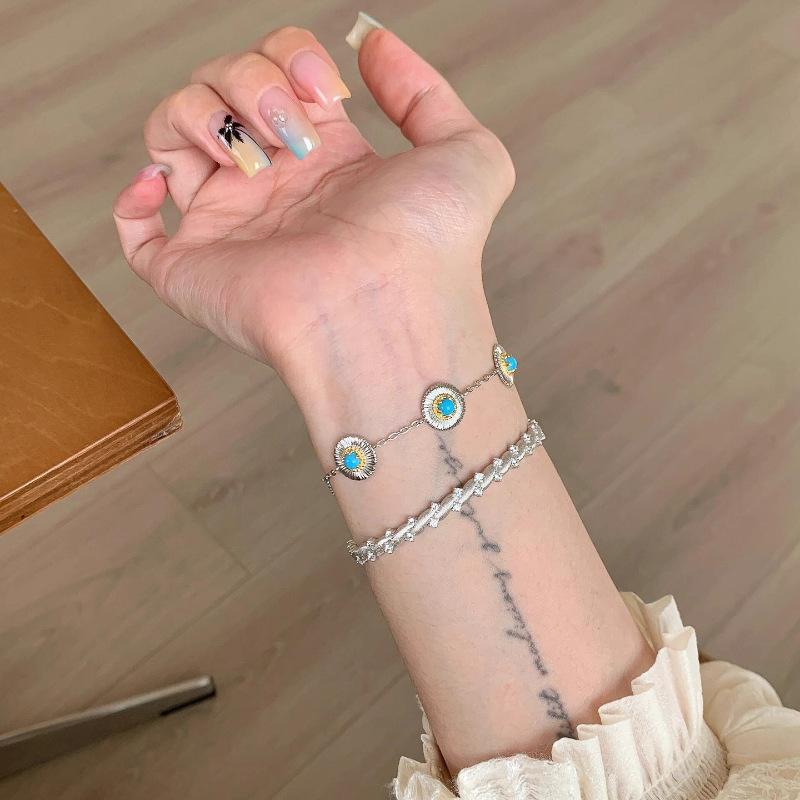 Vintage vintage Imitation turquoise silver daisy bracelet, a delicate and luxurious piece of jewelry that enhances the complexion