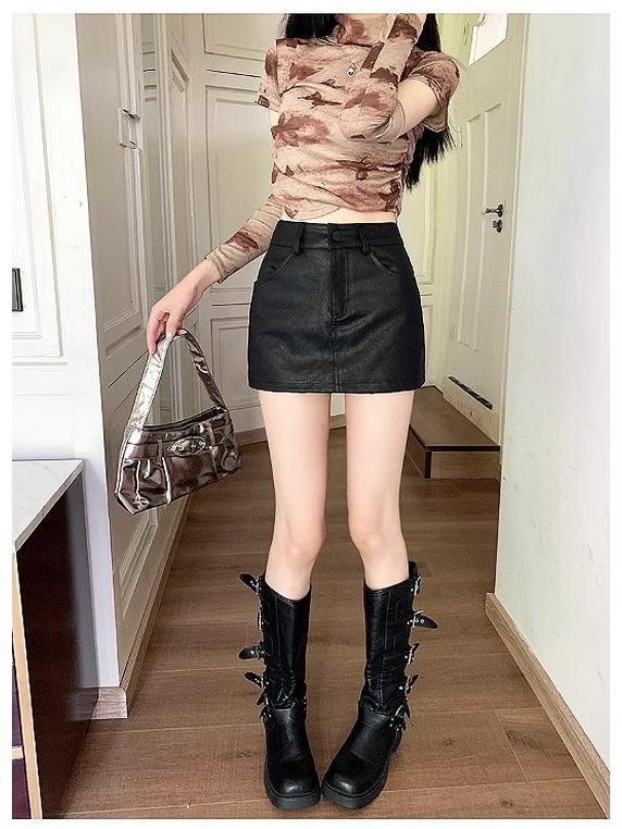 Women's Coffee-Colored PU Leather A-Line Mini Skirt, Petite, High-Waisted, Textured, Hip-Hugging, Autumn Style.