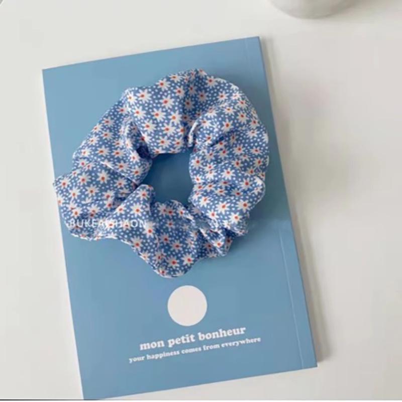 

Универсальная синяя резинка-скранчи в горошек и с цветочным принтом с прикосновением морской соли