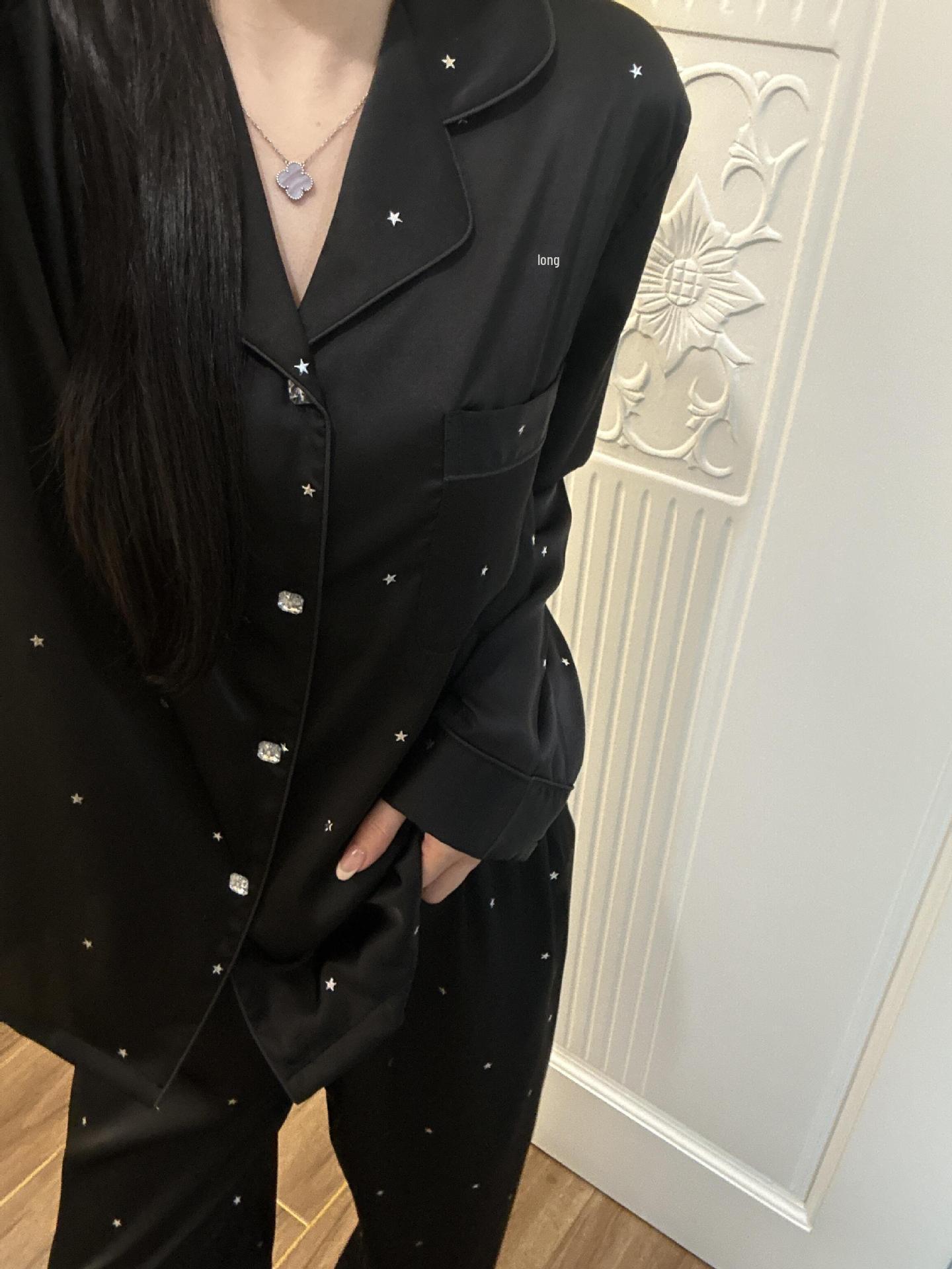 

Пижамный комплект из ледяного шелка «Звездное небо»: Женская рубашка с длинным рукавом и отложным воротником - Роскошная одежда для сна на весну-лето L чёрный