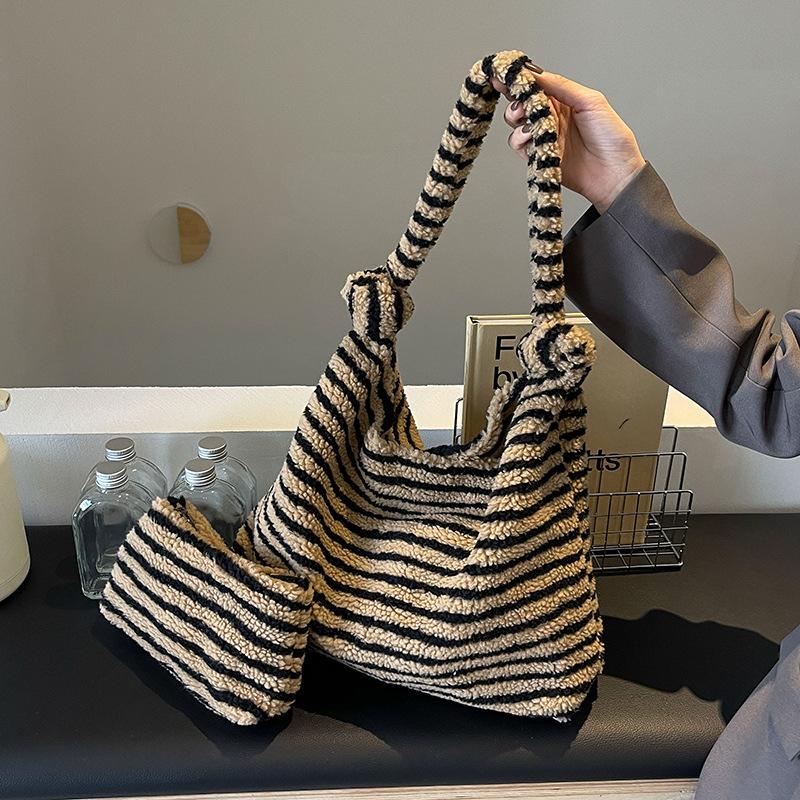 Large Capacity Striped Contrast Shoulder Bag Bag Women's New Lamb Plush Bag Fashion Tote Bag
