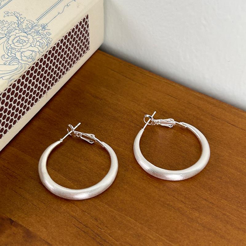 

Круглые серьги с матовой поверхностью в корейском стиле, персонализированные простые серьги, модные универсальные серьги в стиле легкой роскоши