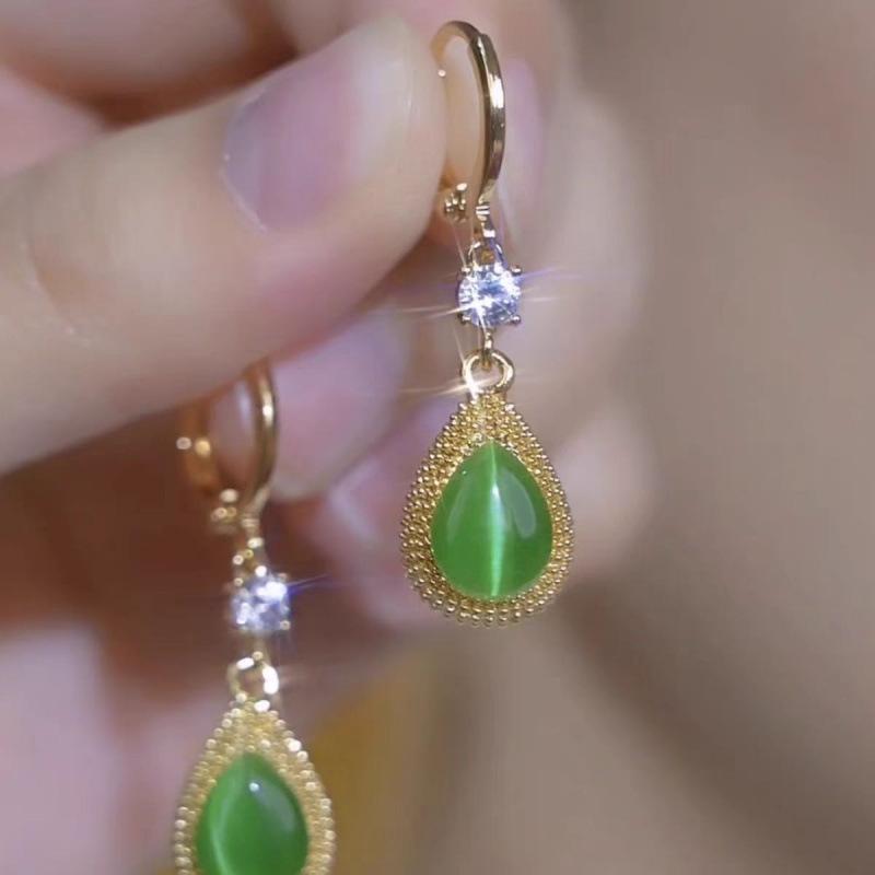 

Fresh and sweet green cat s eye water drop earrings are fashionable and exquisite, high-end earrings, earrings, temperament, versatile earrings