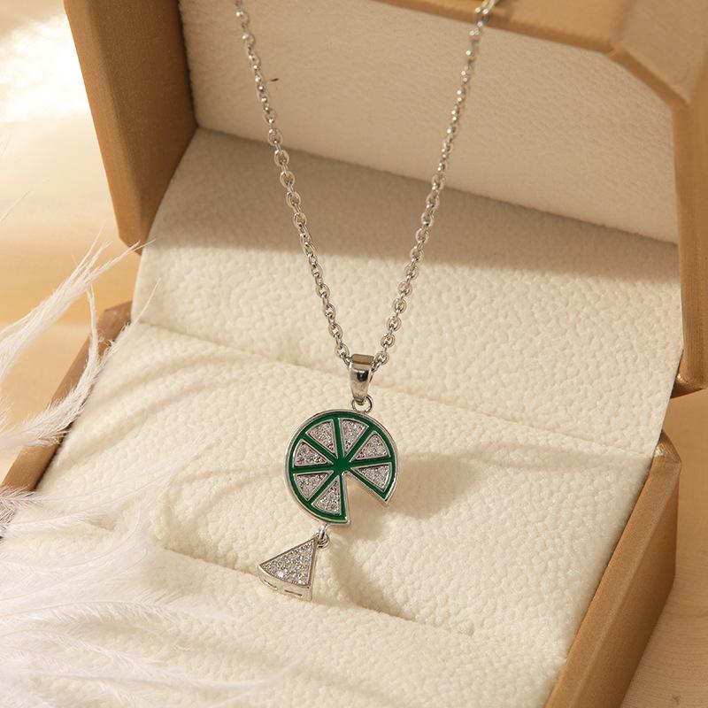 Collana con Ciondolo Farfalla Smeraldo: Catena Clavicola in Acciaio di Titanio di Lusso per Donne