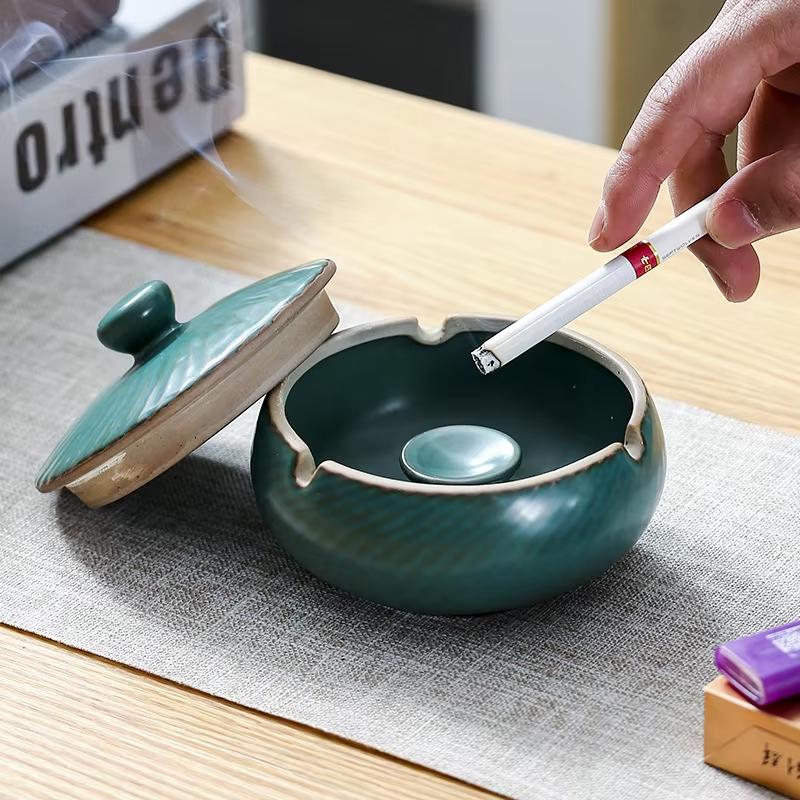 European Ceramic Ashtray with Lid Kiln Glazed Desktop Ashtray Retro Ashtray Ornaments Creative Home Anti-fly Ash Storage Box