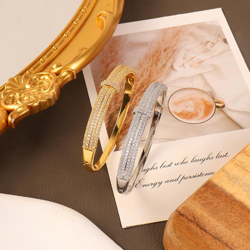 Elegante Braccialetto con Diamanti di Cristallo: Bicolore Oro e Argento, Lusso Leggero, Design Versatile