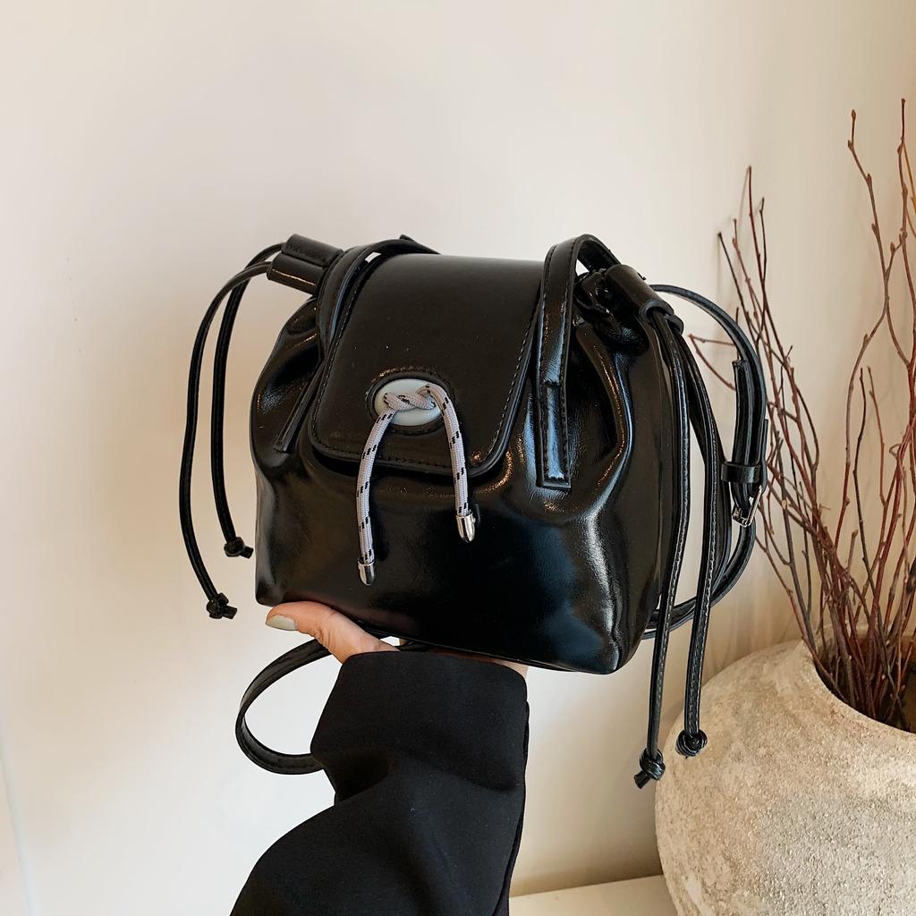 Fashion Trend Contrasting Retro Style Bag New Niche Design Single Shoulder Diagonal Cross Drawstring Bucket Bag