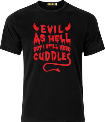 BÖSE WIE DIE HÖLLE, ABER ICH BRAUCHE TROTZDEM KUSCHELN – Lustiges Weihnachts-Baumwoll-T-Shirt