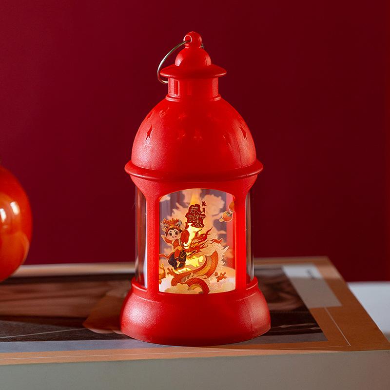 Barn bærer små opplyste sylindriske lykter til vårfesten