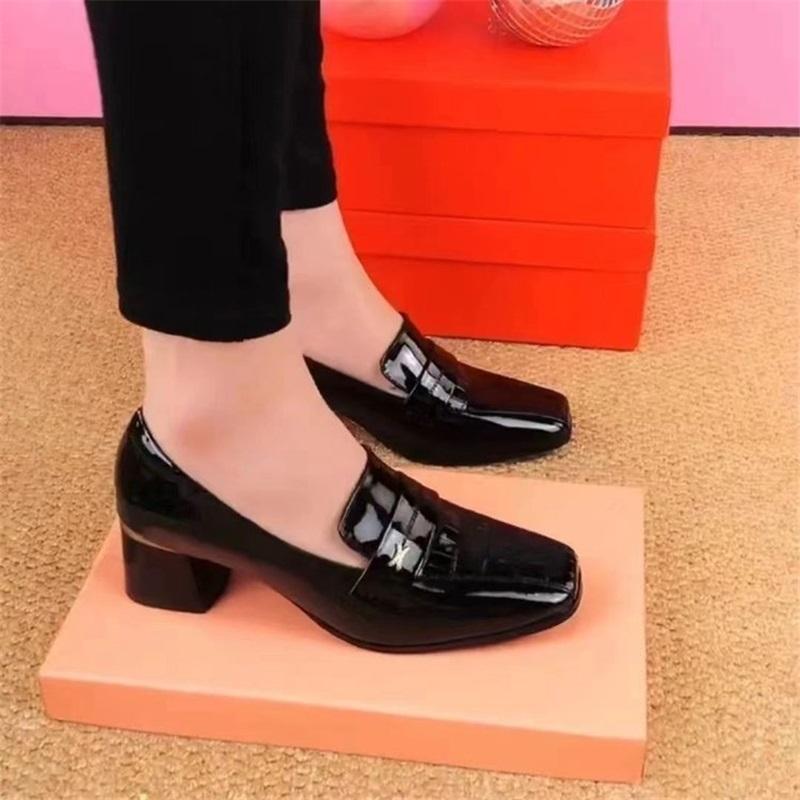 Damen-Halbschuhe Frühling und Herbst Mode Eckige Zehenpartie Glänzend Einstiegsmodell Mittleren Alters Dicke Absätze Tiefausschnitt Einzelne Schuhe Damen