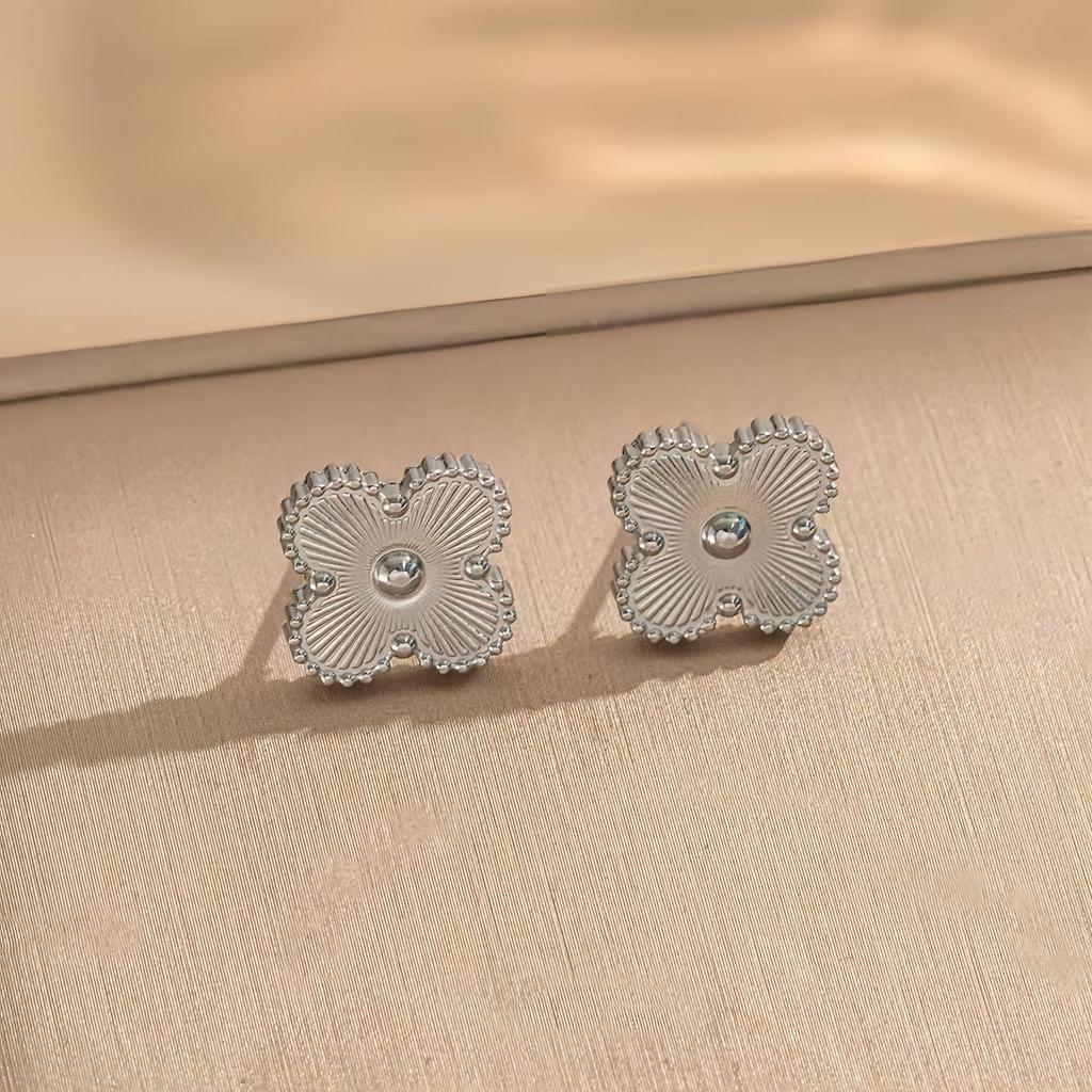 Elegante Bloemen Sieradenset: Titanium Staal Armband & Oorbellen met Vijfbladige Bloemen, Klavertje Vier en Pruimenbloesem Ontwerp