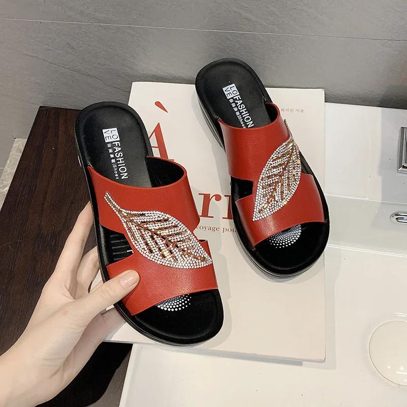 

Мода 2024 Лето Новая Мода Мягкая Подошва Мамины Тапочки На Танкетке Удобные Большие Размеры Сандалии Пляжные Тапочки Обувь для Женщин 41