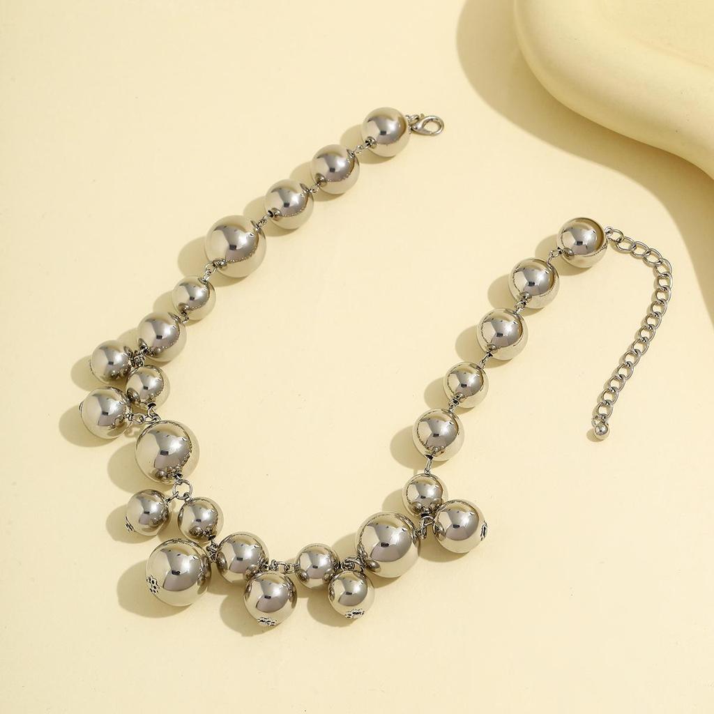 European-American Punk Choker: Oversized Bead, Imitation Pearl Necklace for Women.