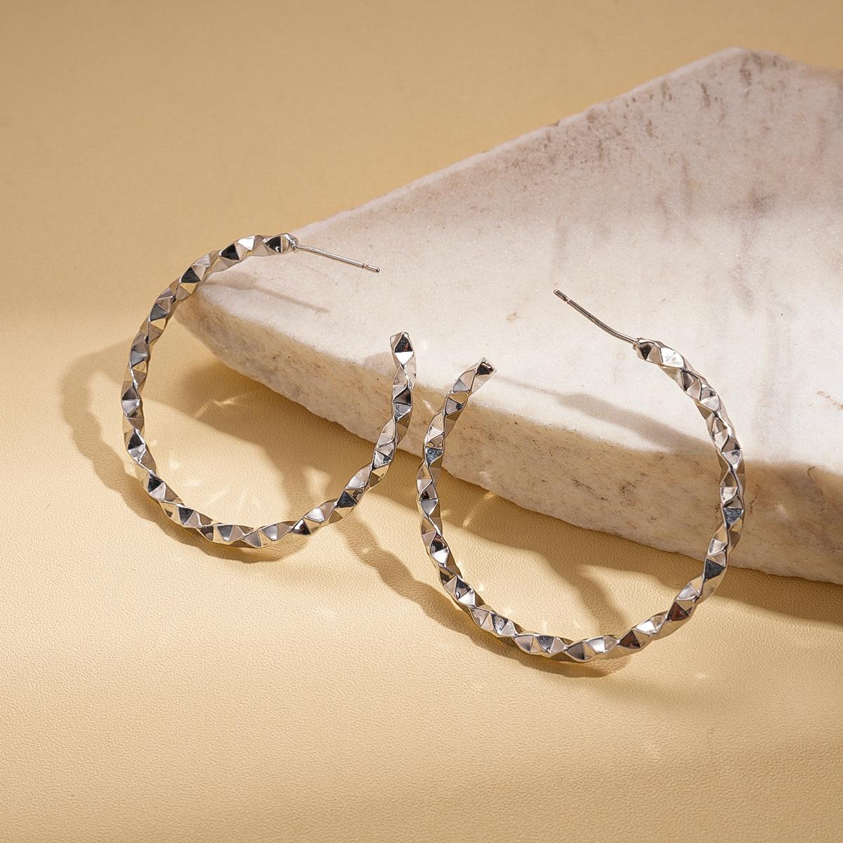 

Geometric Twisted Cut C-Shaped Glossy Silver Needle Earrings Fashion Commuter Earrings