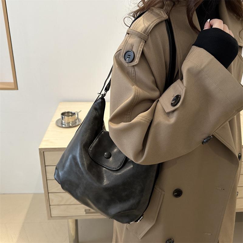 Vintage underarm tote bag female college student class commuter shoulder bag 2025 autumn and winter niche casual women's bag black