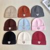 Modische Englische Buchstaben Liebe Stoffetikett Wollmütze Lässig Einfarbige Aufgeschlagene Kante Gehörschutz Strickmütze Arktischer Samt Warme Mütze