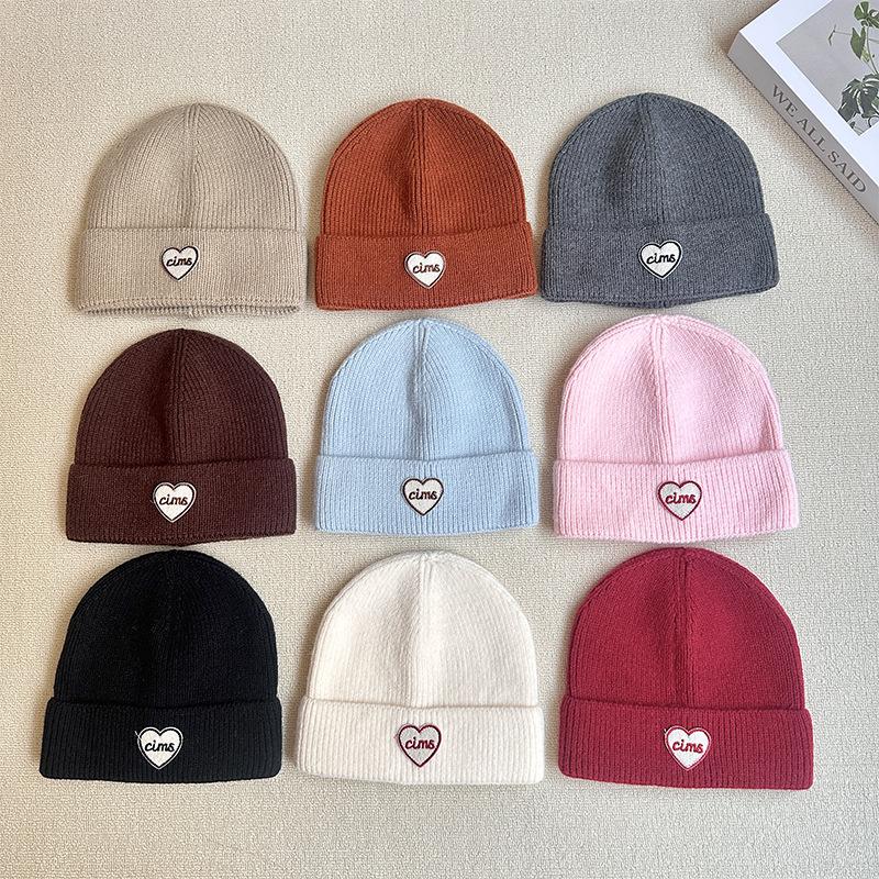 Modische Englische Buchstaben Liebe Stoffetikett Wollmütze Lässig Einfarbige Aufgeschlagene Kante Gehörschutz Strickmütze Arktischer Samt Warme Mütze