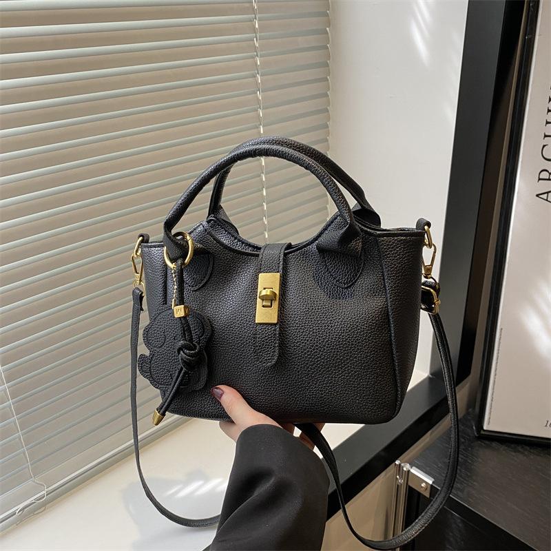 Korean Version of Niche Portable Bucket Bag Women's 2025 New Trendy Fashion Versatile Shoulder Bag Simple Casual Messenger Bag