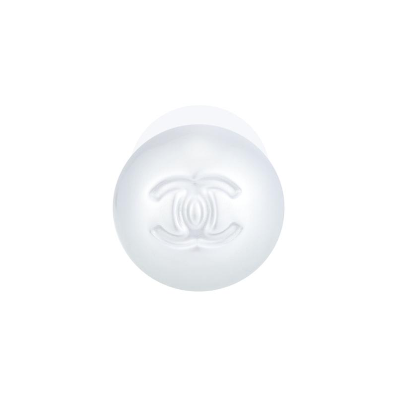 Chanel [25C Early Spring] Solid Color Logo Decoration Small Resin Metal Earrings Women's White