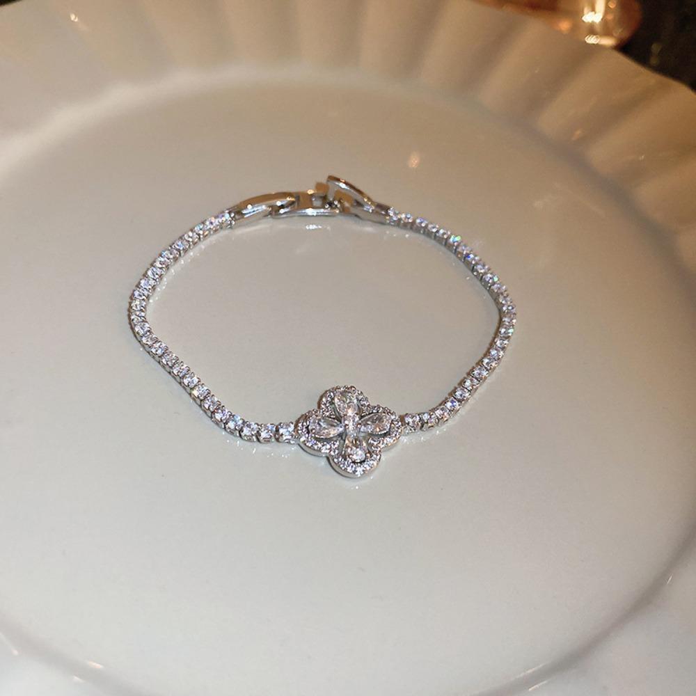 High-end Lucky Four-leaf Clover Bracelet Light Luxury High-end Temperament Hand Jewelry Fashion Design Jewelry