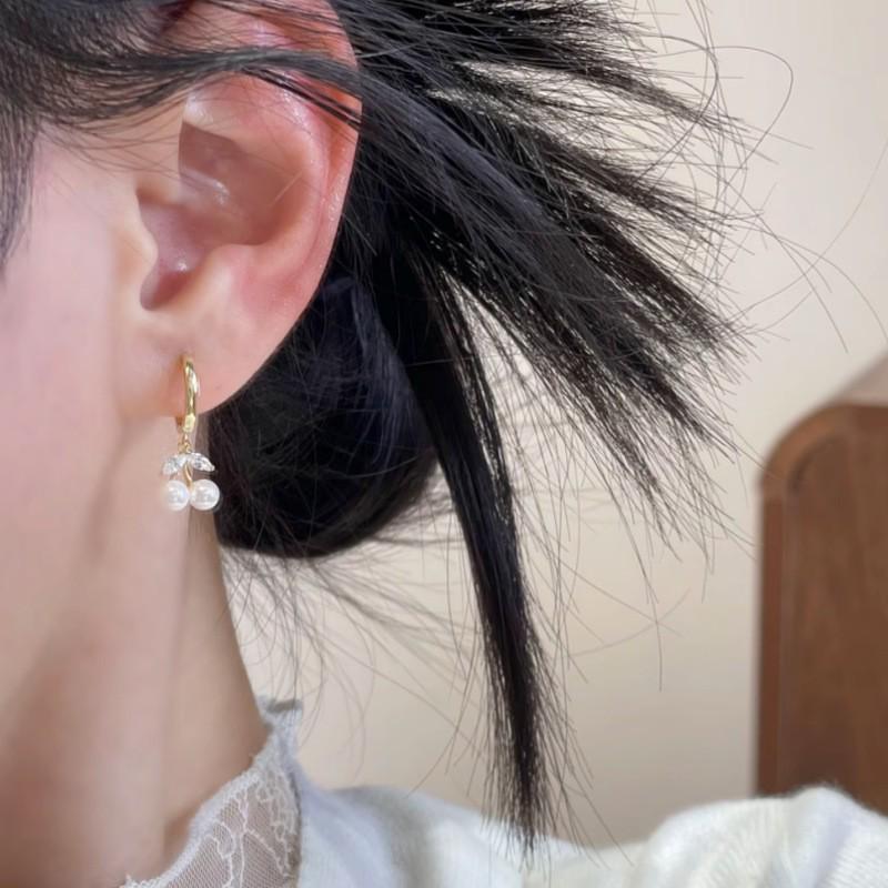 Boucles d'oreilles Clous Cerise Zirconium Perle Élégantes pour Femmes - Luxe Léger, Design Simple, Accessoires Polyvalents