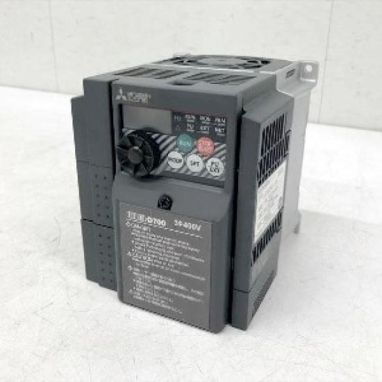 

Вживаний інвертор Mitsubishi FR-D740-1.5K | Серія D700 VFD | 1.5кВт 3-фазний 400В | Універсальний перетворювач частоти | димчастий чорний колір