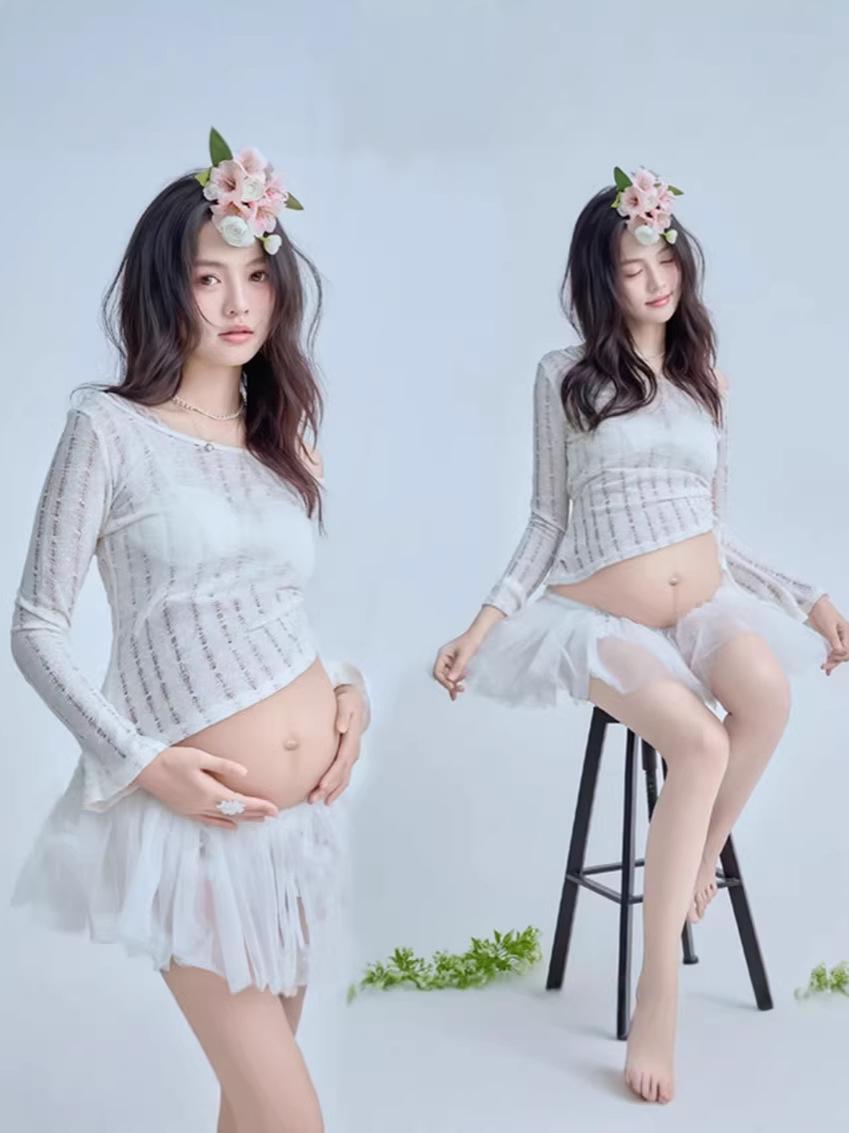 

Korean-Style Minimalist Maternity Photoshoot Outfits for Home or Studio: Elegant Indoor Photo Ideas for Expecting Mothers One Size