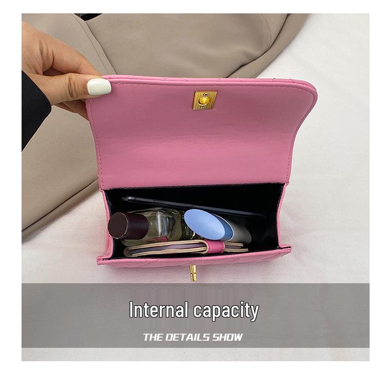 Bolsa Transversal Pequena Xiangfeng Mini com Corrente em Xadrez Diamante e Bola Dourada - Vermelha, Moda Outono