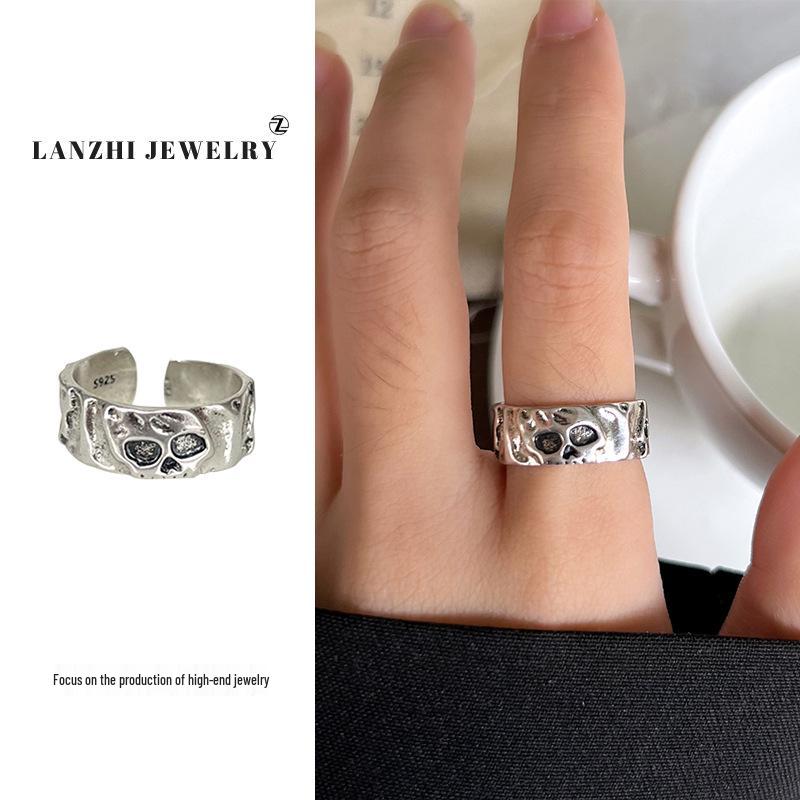 Silberner Totenkopfring: Stilvoller, langlebiger und einzigartiger Schmuck im offenen Stil für Frauen