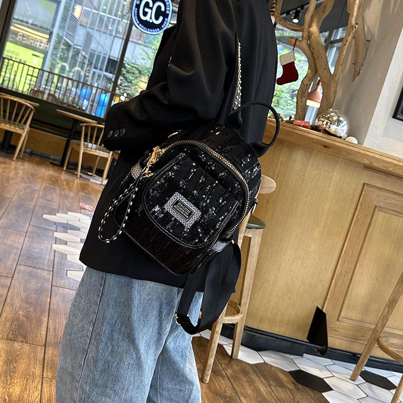 Sac à dos à paillettes de style occidental: Petit sac en cuir véritable haut de gamme à la mode 2023, sac à dos de niche pour femme polyvalent et tendance.