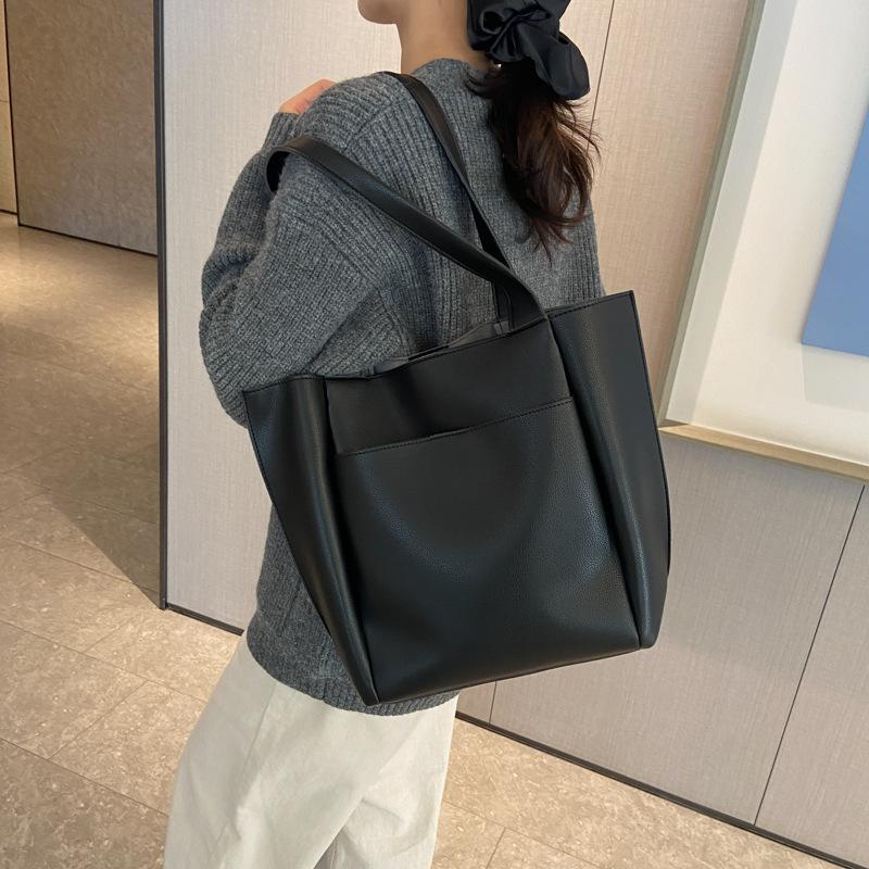 The New Tote Bag Is Fashionable and Simple, Large-capacity Shoulder Bag, Solid Color Handbag, and Female Bag.