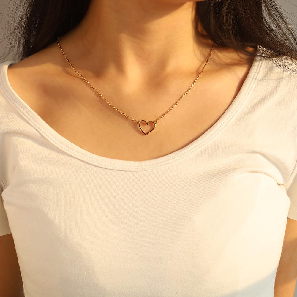 Stylish And Simple Stainless Steel Hollow Love Necklace Jewelry Women'S 18K Gold Heart-Shaped Collarbone Chain Niche High-End Sense