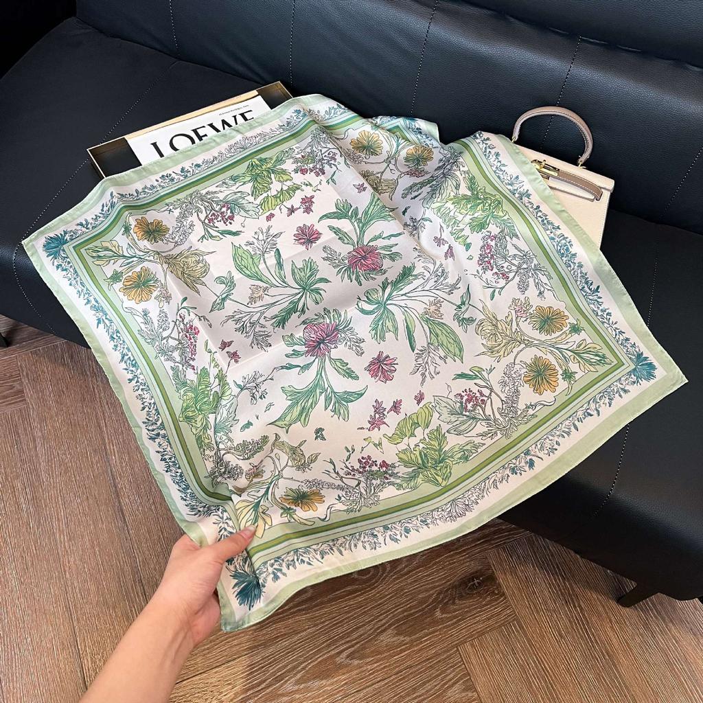 Simulated silk women's small square scarf, Korean cashew nut leopard print small silk scarf, headscarf, four-season scarf, professional scarf.