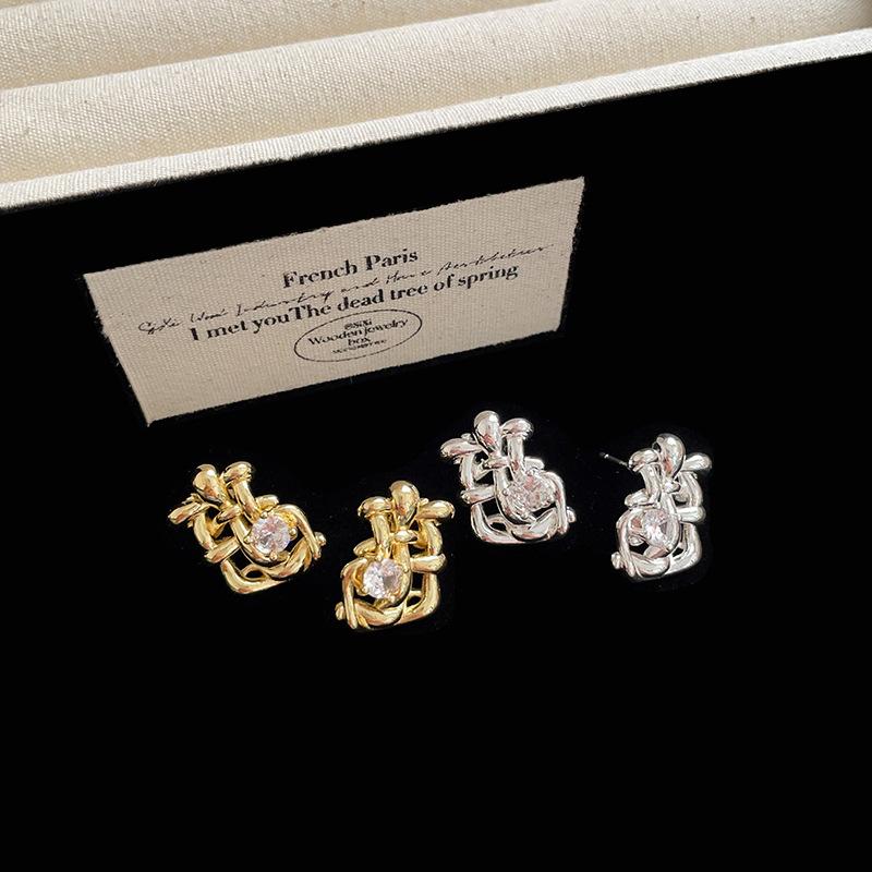Niche Design Sense Diamond-Encrusted Woven Metal Stud Earrings Women'S Unique Personality Exquisite Light Luxury Elegant Versatile Earrings