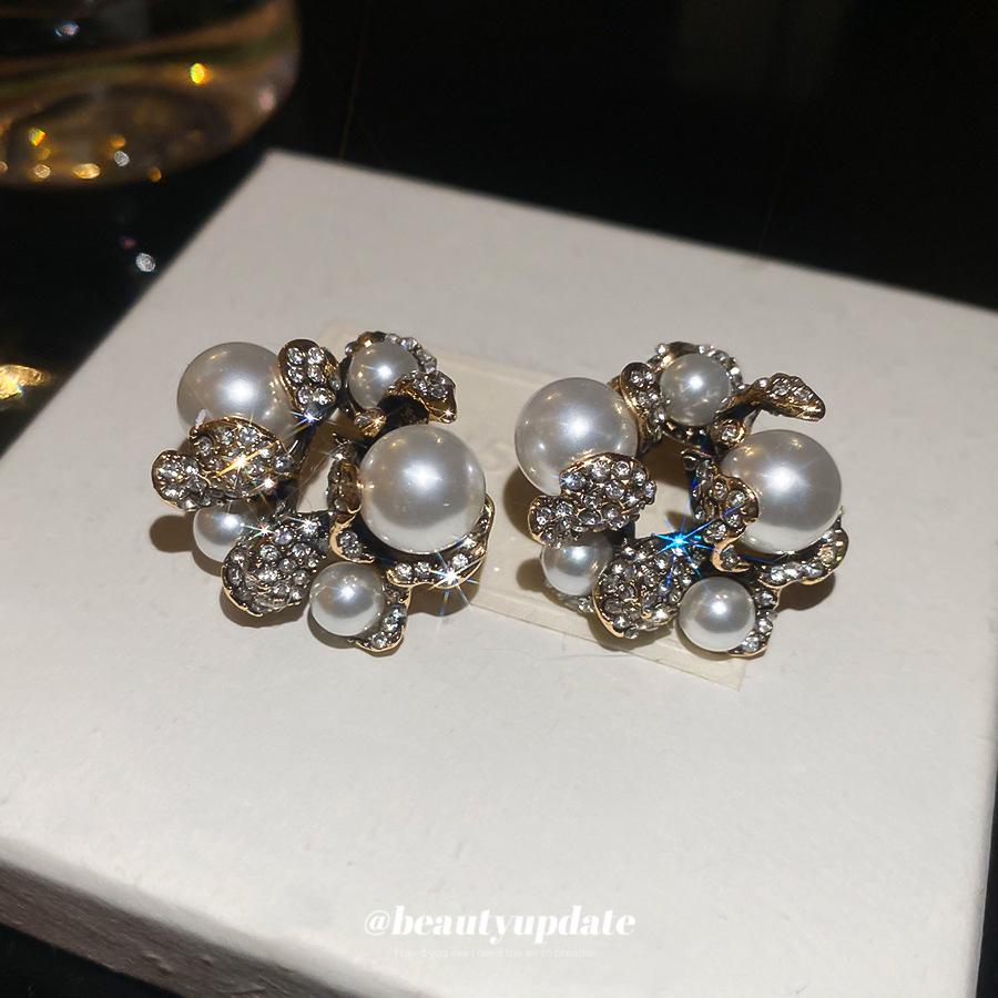 Silver Needle Vintage-Style Geometric Flower Pearl Earrings with Diamonds - Luxurious and Fashionable Ear Studs