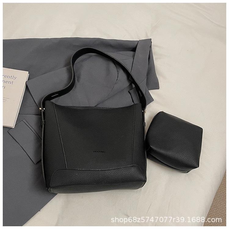 Niche design bucket bag 2025 new large-capacity commuter shoulder messenger women's bag fashion casual tote bag