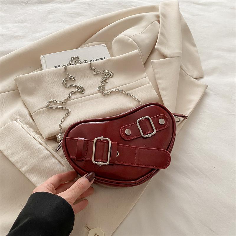 

Korean version of fashionable simple underarm bag 2025 summer new niche design heart-shaped chain bag temperament commuter bag tide красный