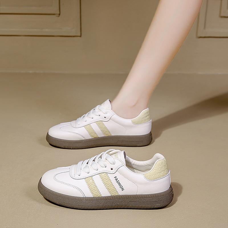 Weiße Schuhe vielseitig Frühling und Herbst flache Plateau-Trainingsschuhe klein 2025 Sommer neu Mädchen Internet-Berühmtheit Bestellungen steigen lässige Sportschuhe