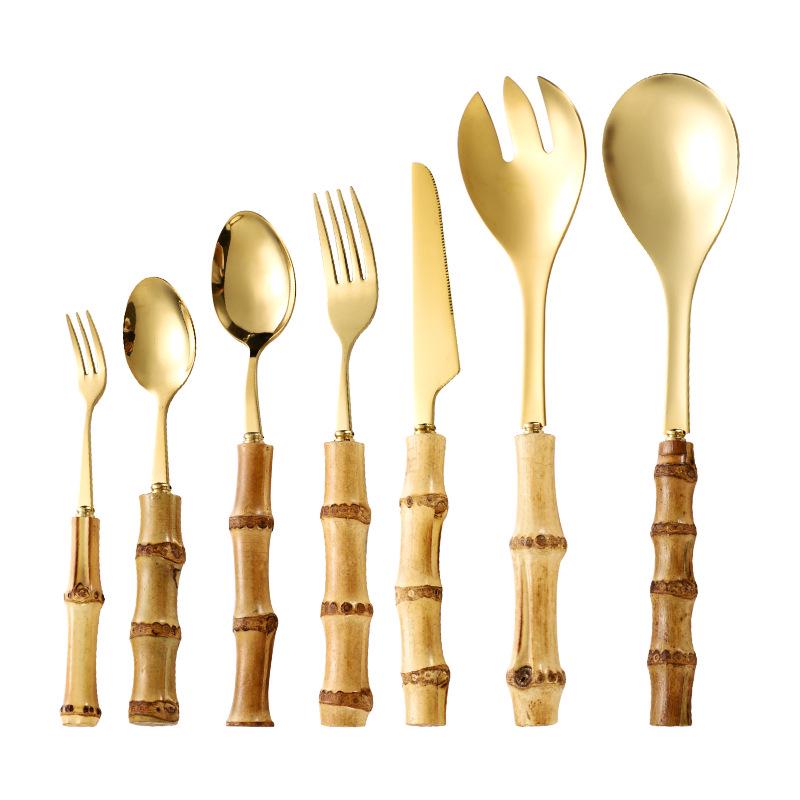 Edelstahl-Besteckset mit Bambusgriff: Dessertgabel, Steakmesser, Salatlöffel, Teelöffel.