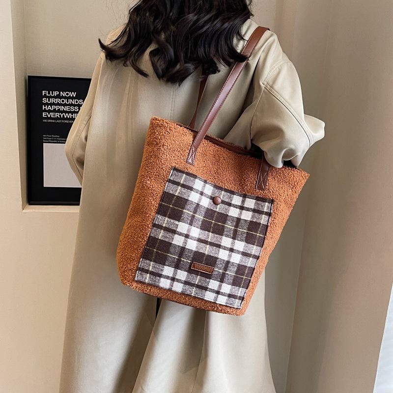 Temperament niche popular contrasting color plaid bag 2025 winter commuting lamb wool fashion versatile shoulder handbag