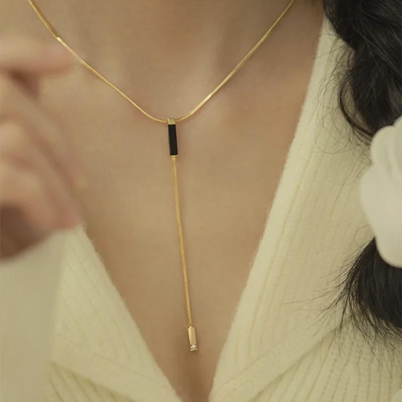 2024 Yaz Y Şeklinde Yılan Kemiği Titanyum Kolye - Kadınlar için Minimalist Lüks Köprücük Kemiği Zinciri