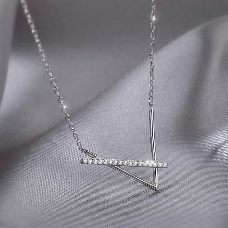 V-Shaped Geometric Clavicle Necklace - Chic, Cold Style for Women