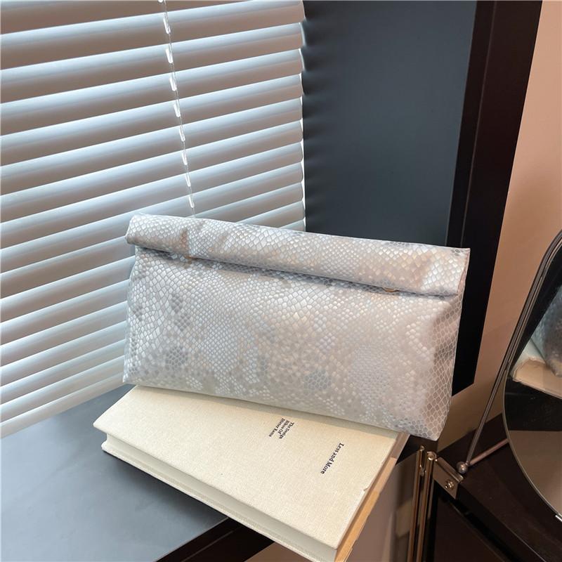 Personalized small square bag women's bag autumn new snake pattern light luxury clutch bag commuter versatile banquet bag