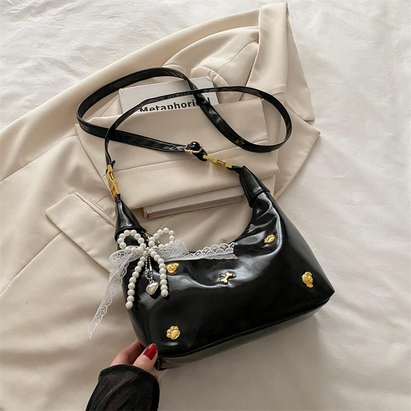 Super fire small bag women 2025 new foreign versatile messenger bag popular this year Korean women's dumpling bag
