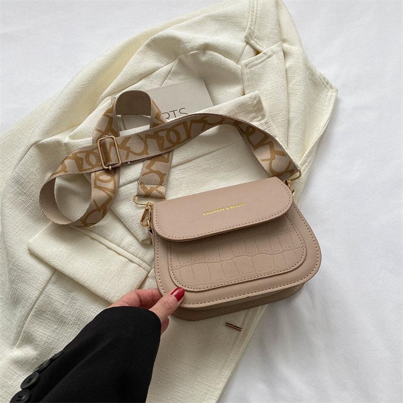 

Популярная простая повседневная маленькая сумка женская 2025 весна новая в иностранном стиле маленькая квадратная сумка модный тренд сумка на плечо хаки