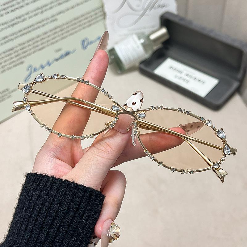 UV400 Protection Silver Oval Punk Diamond Sunglasses Women Retro Fashion for Picnics