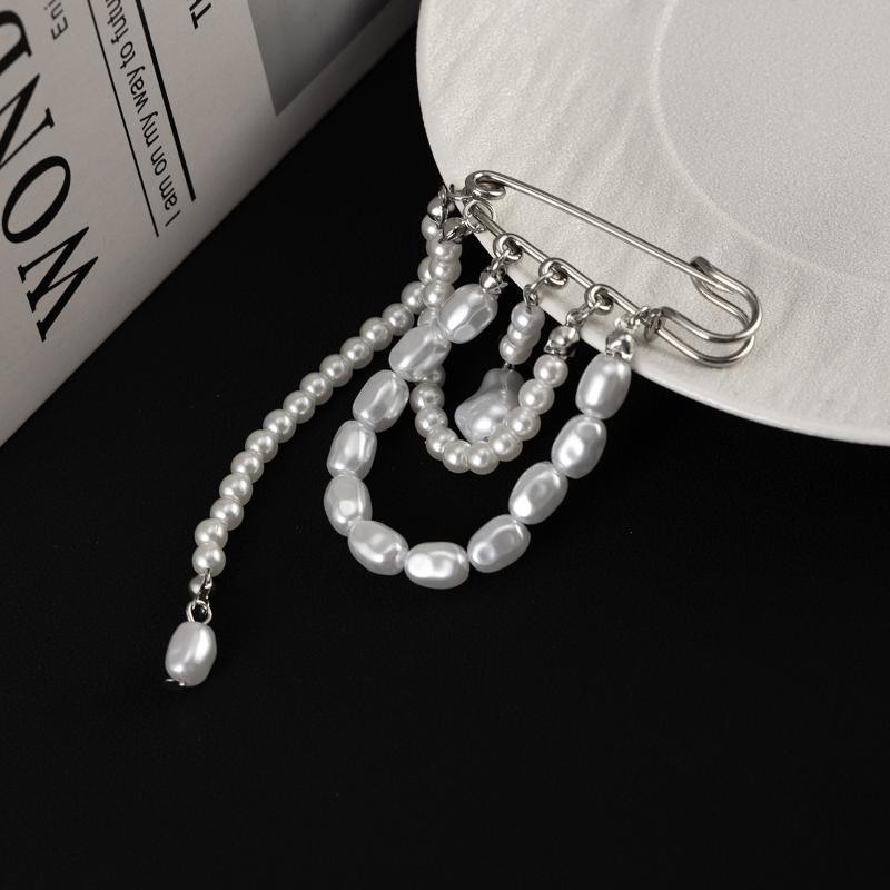 Classic Vintage Imitation Pearl Brooch Tassel Chain Pin Elegant Suit Jewelry for Women Business Professional Outfits 2024